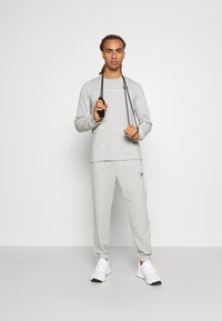 Reebok PIPING JOGGER - Calças de fato de treino - medium grey heather