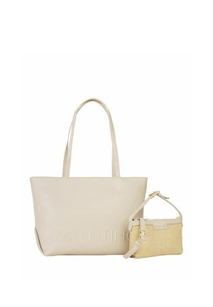 Due borse beige Valentino, una grande borsa tote in pelle liscia e una più piccola borsa a tracolla intrecciata con tracolla.