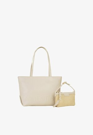 Deux sacs à main beige Valentino, un grand cabas en cuir lisse et un plus petit sac bandoulière tressé avec une bandoulière.