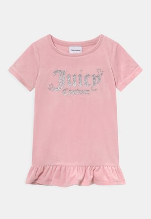 Różowa aksamitna sukienka z krótkim rękawem, falbaną u dołu i błyszczącym srebrnym logo „Juicy Couture” na piersi.