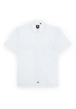 Kortærmet skjorte med knaplukning i hvid, med spids krave, to forløbs lommer og et lille logo-tags på den nederste kant. Enkel design.