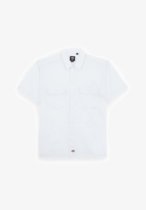 Kortærmet skjorte med knaplukning i hvid, med spids krave, to forløbs lommer og et lille logo-tags på den nederste kant. Enkel design.
