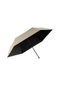 Paraplu met een beige buitenbekleding en een zwarte binnenkant. Heeft een slanke, rechte zwarte handgreep en een brede, hexagonale vorm wanneer open.