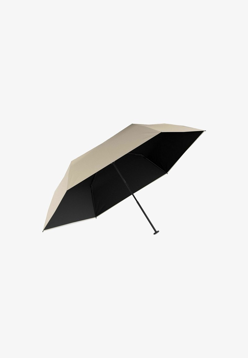 Paraplu met een beige buitenbekleding en een zwarte binnenkant. Heeft een slanke, rechte zwarte handgreep en een brede, hexagonale vorm wanneer open.