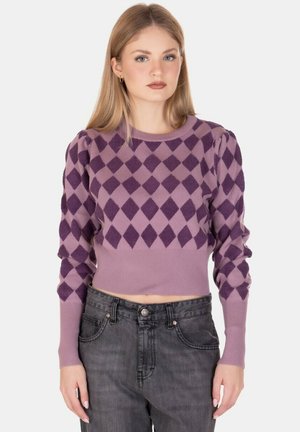 Maglione cropped viola con motivo a diamante in viola scuro, polsini e orlo a costine, indossato con jeans in denim scuro a vita alta.