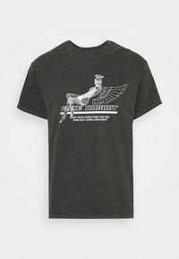 Černé bavlněné tričko s grafickým potiskem postavy s křídly a halo, s nápisem "FAKE NOBODY" a bílými detaily. Krátké rukávy.