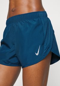 Nike Performance FAST TEMPO SHORT - Calções desportivos - valerian blue/(reflective silv)