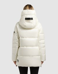 Dunjakke i hvid med høj krave, vandret quiltning og logopatch på ryggen. Glat tekstur og knælængde design.