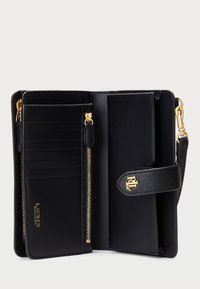 Μαύρο δερμάτινο πορτοφόλι �με χρυσές λεπτομέρειες, πολλές θήκες καρτών, τσέπη με φερμουάρ και ανάγλυφο λογότυπο. Συμπαγής σχεδίαση με ασφαλή κλείσιμο.