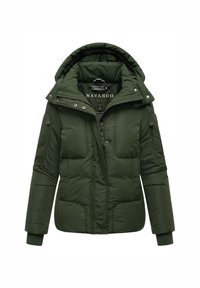Jachetă puffer verde măslin cu glugă, închidere cu fermoar și două buzunare frontale; are un design texturat cu matlasare și manșete ribbate.
