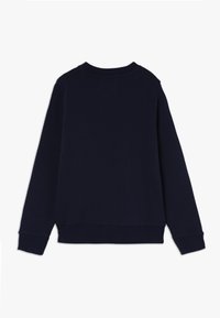 Donkerblauwe sweater met lange mouwen, met geribbelde manchetten en onderrand, ronde halslijn, weergegeven van de achterkant op een witte achtergrond.
