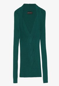 Zelený žebrovaný svetr s dlouhými rukávy a výstřihem do V, s texturovaným povrchem a švy podél ramen a boků.