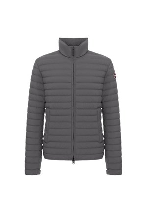 Grå puffjacka med hög krage, dragkedjestängning och ribbad textur. Har ett emblem på vänster ärm och sidfickor.