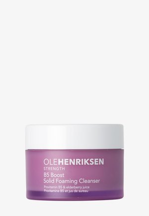 Lila Dose des Ole Henriksen Strength B5 Boost Solid Foaming Cleanser mit weißem Deckel und Text, der Provitamin B5 und Holunderbeersaft hervorhebt.