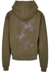 Felpa verde oliva con un design sul retro che presenta diverse farfalle azzurre in varie dimensioni, con un tessuto testurizzato e orlo a coste.