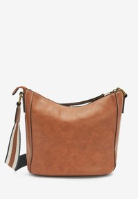 Braune Lederhandtasche mit geschwungenem Design, ausgestattet mit einer strukturierten Oberfläche, kontrastierenden Nähten und einem gestreiften, verstellbaren Tragegurt.