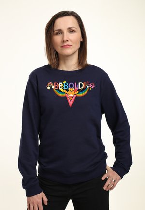 Marineblå sweatshirt med et farverigt grafisk print med teksten "BEBOLD!" og en bjørn; afslappet pasform med lange ærmer og ribkantede manchetter.