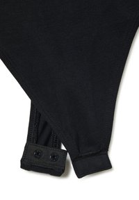 Abbigliamento in cotone nero con spalline regolabili, caratterizzato da un bordo strutturato e due bottoni scuri per una chiusura sicura.