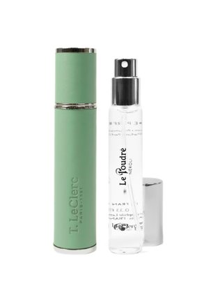 Grüner zylindrischer Parfümbehälter und eine klare Sprühflasche mit der Aufschrift "Le Poudré Néroli" und silbernem Deckel daneben auf weißem Hintergrund.