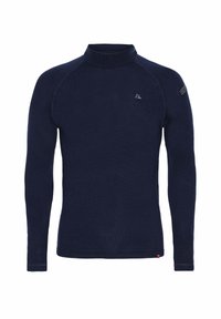 Granatowy, dopasowany sweter z długim rękawem i wysokim kołnierzem, z małymi logo na piersi i lewym rękawie, wyeksponowany na białym tle.