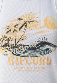 Biały, prążkowany podkoszulek z grafiką przedstawiającą palmy i falę w kolorach czarnym, niebieskim i żółtym oraz napisem "RIP CURL" na dole.