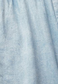 Tissu doux bleu clair avec de fines rides et une texture tissée délicate.