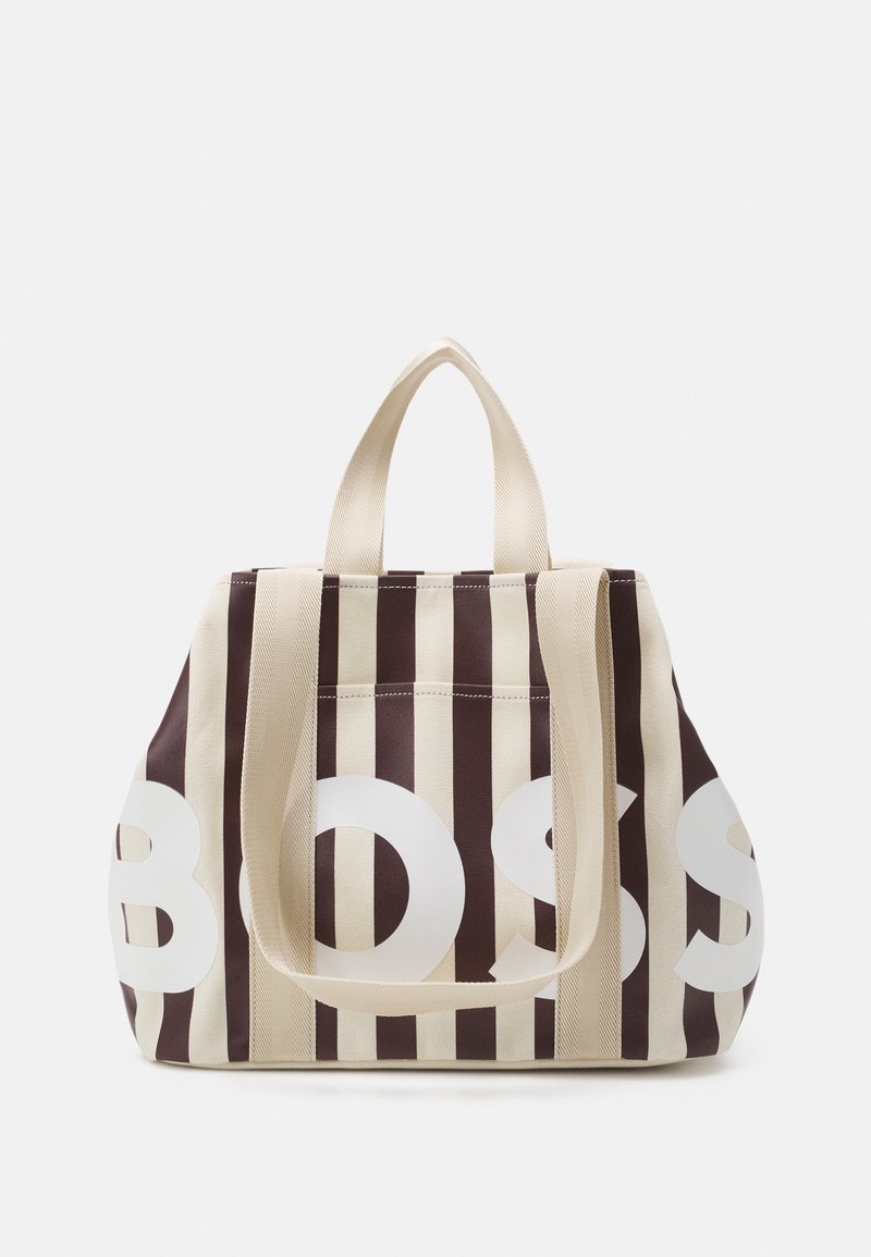 Borsa tote in tela con strisce verticali marroni e crema. Grande scritta bianca "BOSS" sul davanti. Doppio manico e design spazioso.
