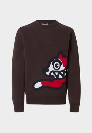 Maglione marrone a maniche lunghe con un grande volto astratto di cane in stile cartoon nei colori rosso, bianco e nero sul lato destro anteriore.