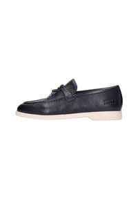 Navyblauer Lederloafer mit strukturiertem Finish, ausgestattet mit einem Vordertrageriemen mit Hardware-Detail und einer kontrastierenden weißen Gummisohle.