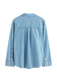 Lyseblå denimskjorte, lange ærmer, knaplukning ved manchetter, buet kant, detalje med læg bagpå, krave, blød tekstur, afslappet design.