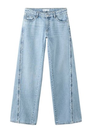 Vaqueros de mezclilla azul claro con pernera ancha, cintura alta, bolsillos delanteros, trabillas para cinturón y costuras verticales deshilachadas en cada pierna.