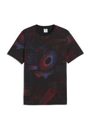 Sort Puma T-shirt med røde og blå abstrakte geometriske og tekstbaserede designs, med Puma-logoer og forskellige grafiske elementer.
