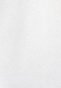 Witte stof met een fijne ribbelstructuur, gladde oppervlakte en zonder zichtbare patronen of versieringen. Geschikt voor verschillende toepassingen.