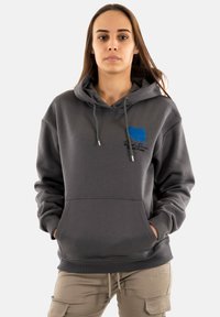 Felpa grigia scura con tasca frontale, cappuccio con stringa e logo a forma di cuore blu. Realizzata in tessuto morbido con polsini e orlo a costine.
