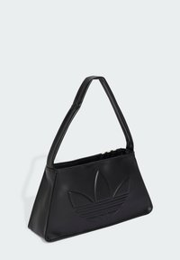 Bolsa de mão preta em couro com formato triangular, apresentando um design de logotipo em relevo. A bolsa tem uma alça única e um topo aberto com um zíper.