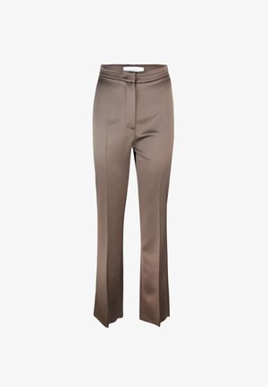 Pantaloni in satin marrone con vestibilità su misura, fronte piatto e una leggera lucentezza. Presentano una vita a media altezza e una lunghezza svasata.
