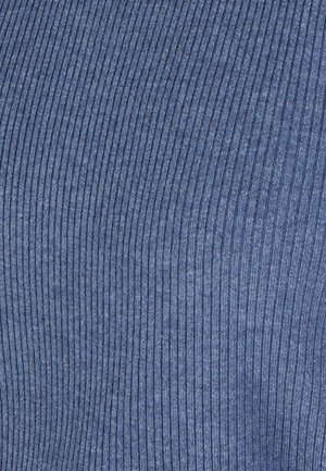 Tejido texturizado en un tono azul medio, con un patrón de costillas verticales, textura suave y un ligero brillo. Adecuado para aplicaciones de vestimenta.