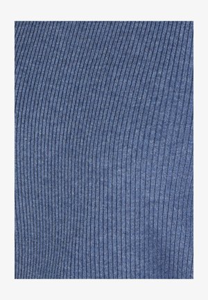 Tejido texturizado en un tono azul medio, con un patrón de costillas verticales, textura suave y un ligero brillo. Adecuado para aplicaciones de vestimenta.