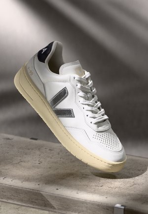 V 90 - Trainers - white/silver/black