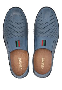 Modré kožené slip-on boty s perforovaným designem, texturovanou stélkou a černou gumovou podrážkou; obsahují tříbarevný akcent na boku.
