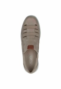 Beige instapsneaker met een gladde textuur, elastische banden over de bovenkant en een bruine leren accenten bij de hiel. Witte rubberen zool.