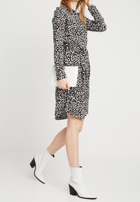 Vero Moda Tall Košilové šaty - beige
