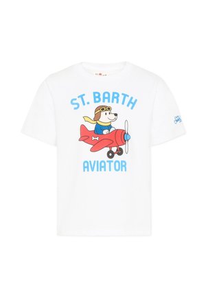 T-shirt bianca con un cane dei cartoni animati che indossa occhiali da aviatore e una sciarpa mentre pilota un aereo rosso con la scritta "ST. BARTH AVIATOR."