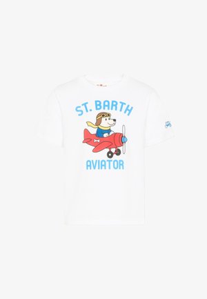 T-shirt blanc avec un dessin animé de chien portant des lunettes d'aviateur et une écharpe, pilotant un avion rouge avec le texte « ST. BARTH AVIATOR ».