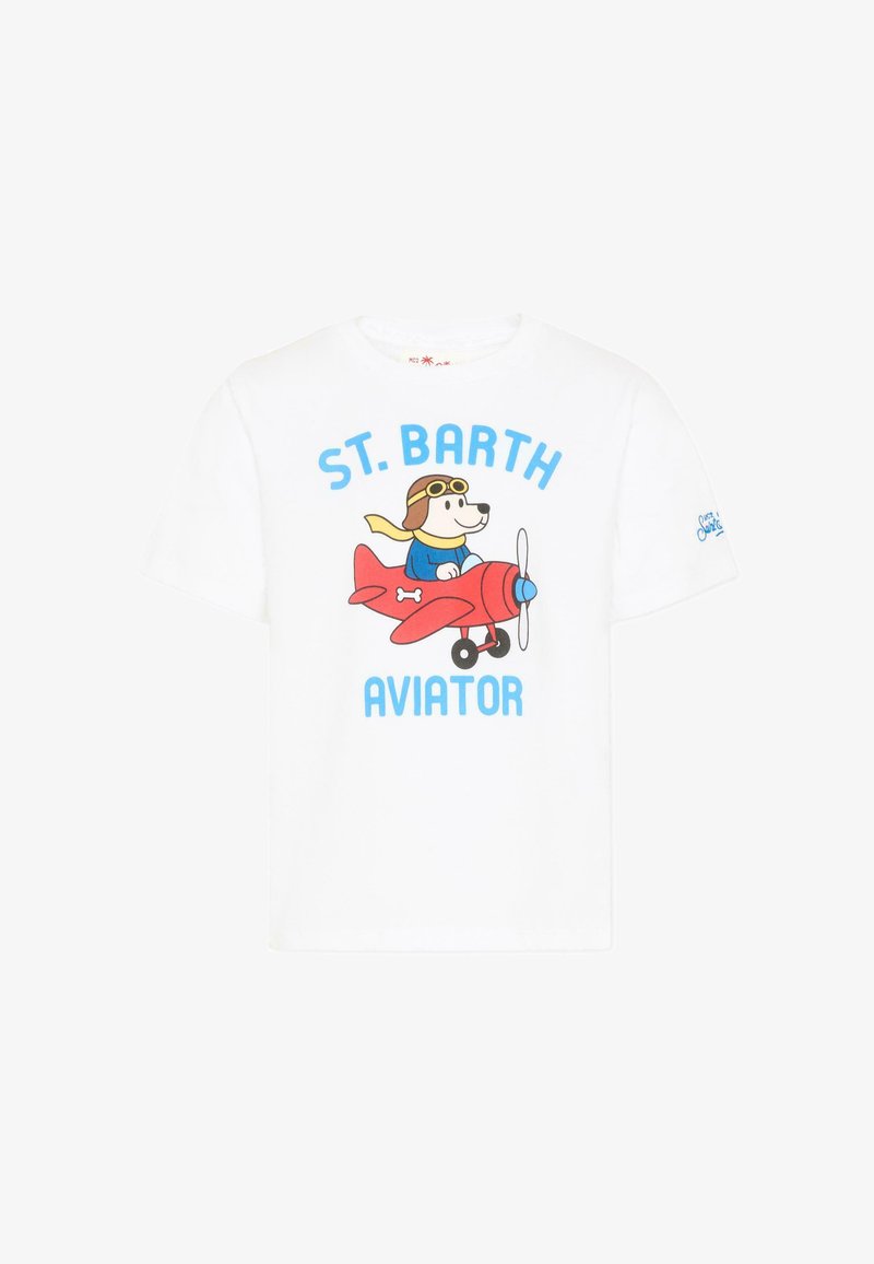 T-shirt blanc avec un dessin animé de chien portant des lunettes d'aviateur et une écharpe, pilotant un avion rouge avec le texte « ST. BARTH AVIATOR ».