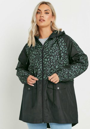 Impermeabile con cappuccio nero e verde, caratterizzato da un design a stampa leopardata, chiusura con zip e due tasche anteriori con bottoni a pressione.