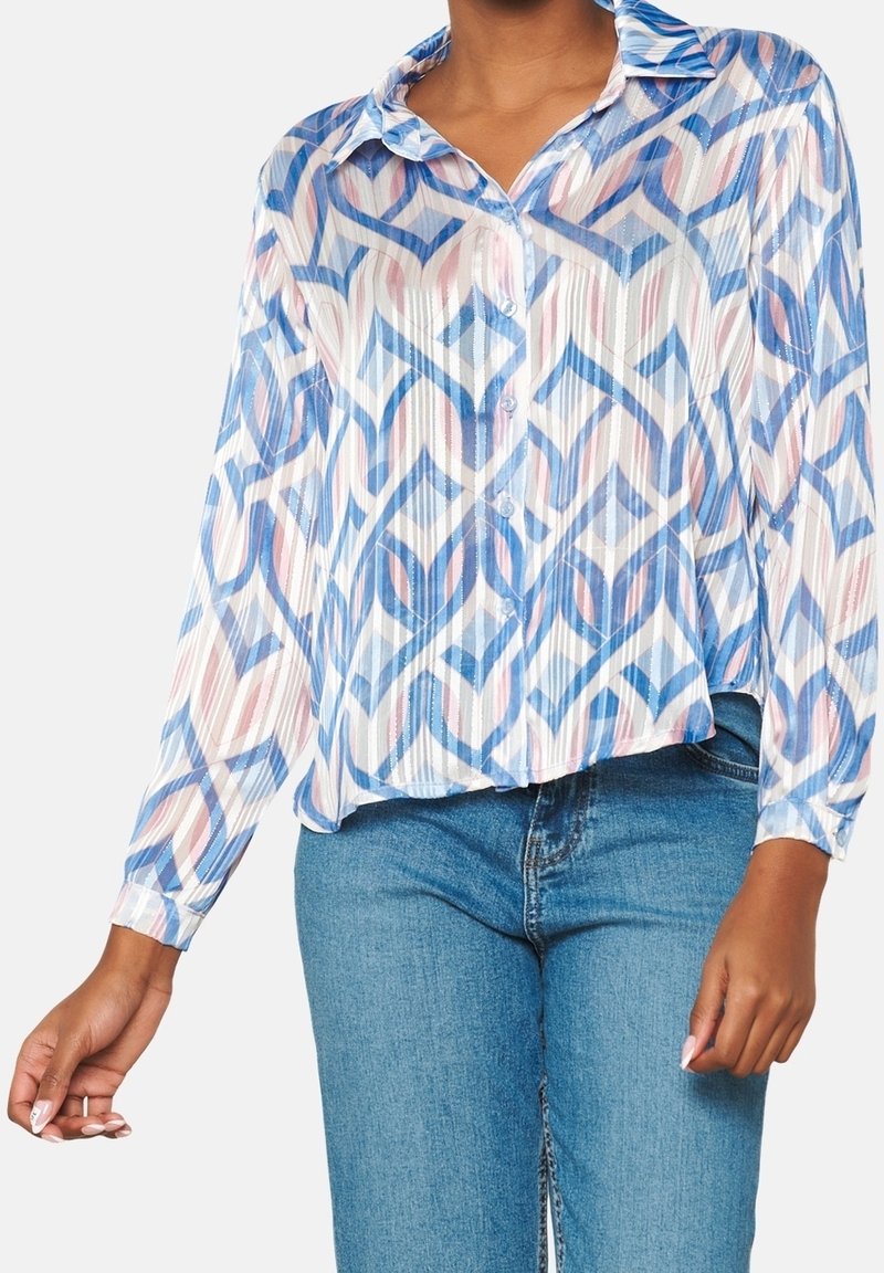 Camicia con bottoni e maniche lunghe, caratterizzata da un motivo geometrico blu e rosa su un tessuto traslucido e testurizzato. Design con orlo ondulato.