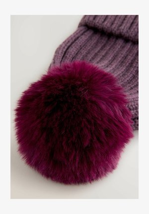 Sötétlila kötött sapka, tetején egy nagy, bolyhos bordó pom-pommal. Bordázott felület jellemzi, és felgörbített mandzsettája van a plusz melegség érdekében.