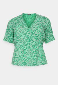 Top envolvente floral verde con mangas cortas, escote en V y un tejido transpirable. Patrón de pequeñas margaritas blancas en todo el diseño.
