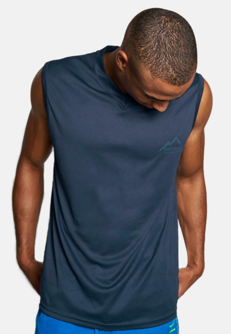 Marinefarbendes ärmelloses Sportshirt mit V-Ausschnitt, aus glattem Stoff gefertigt. Mit einem dezenten Berg-Logo in Hellblau auf der Brust.